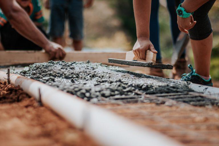 worker-using-ordinary-portland-cement-in-cement-cast